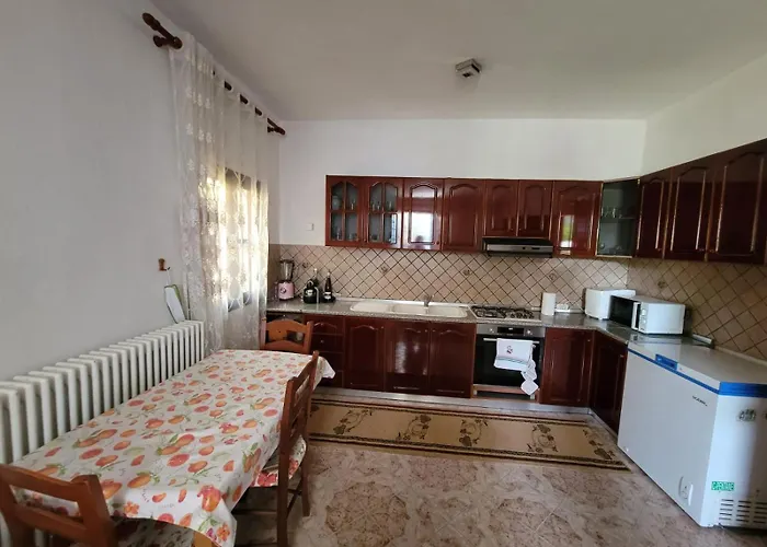 Private On A Shared Near 民宿 Durrës